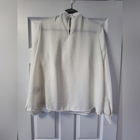 White blouse - Picture 2 of 3